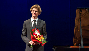 Jan Lisiecki Plays Chopin
